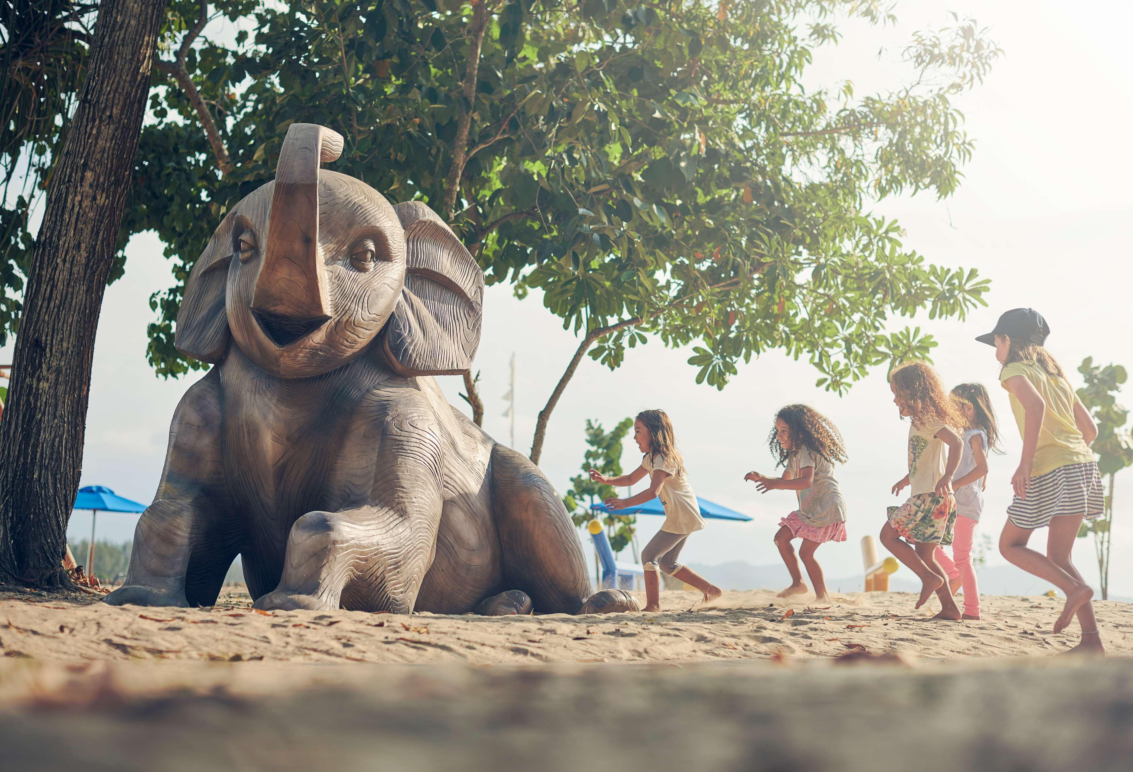 Shangri-La Rasa Ria, Кота Кинабалу Екстериор снимка The Elephant statue at the beach