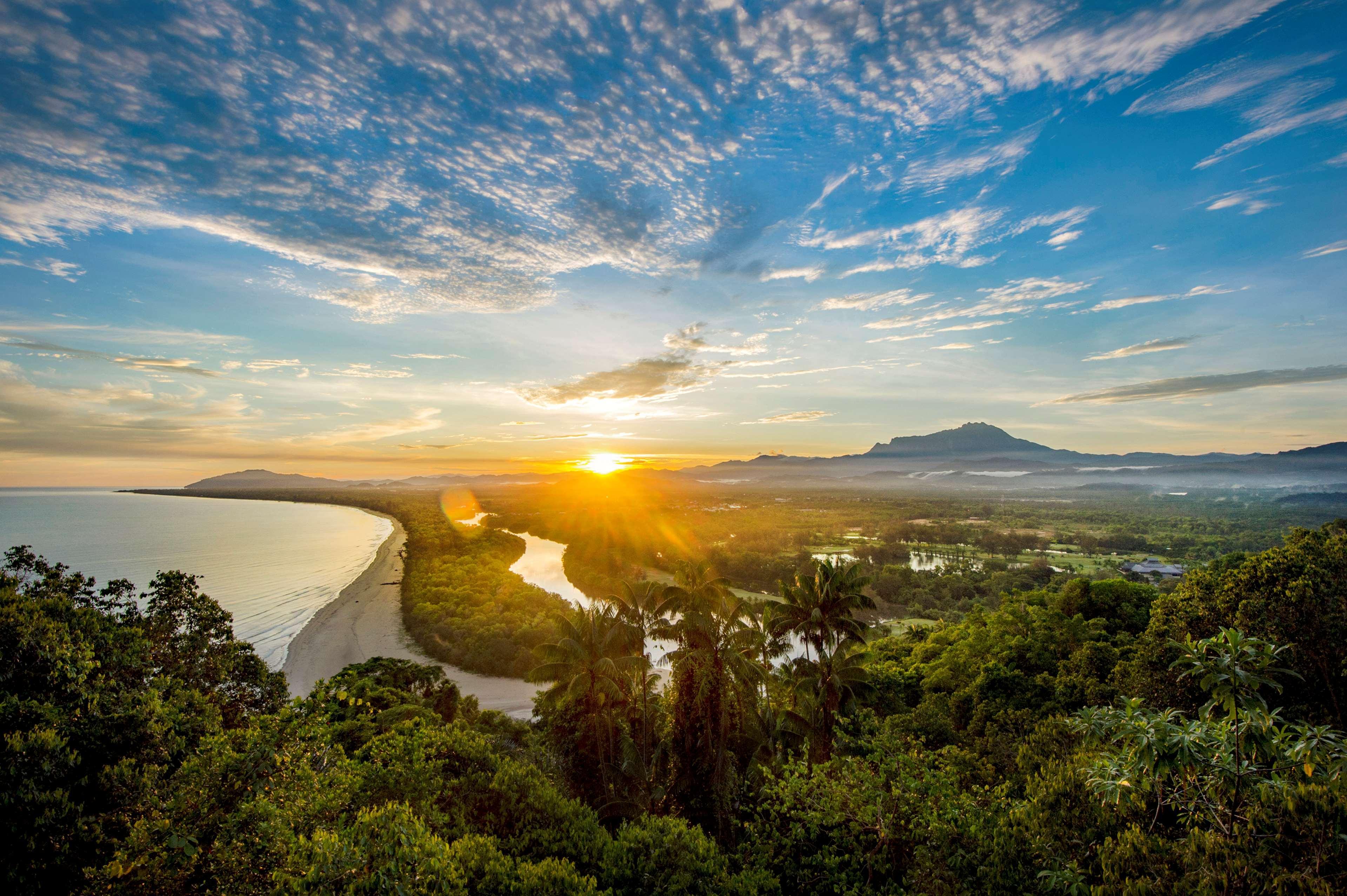 Shangri-La Rasa Ria, Кота Кинабалу Екстериор снимка Sunset over the river