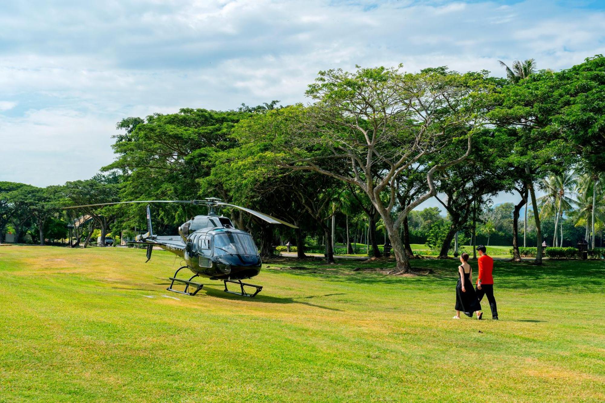 Shangri-La Rasa Ria, Кота Кинабалу Екстериор снимка Helicopter at the airport