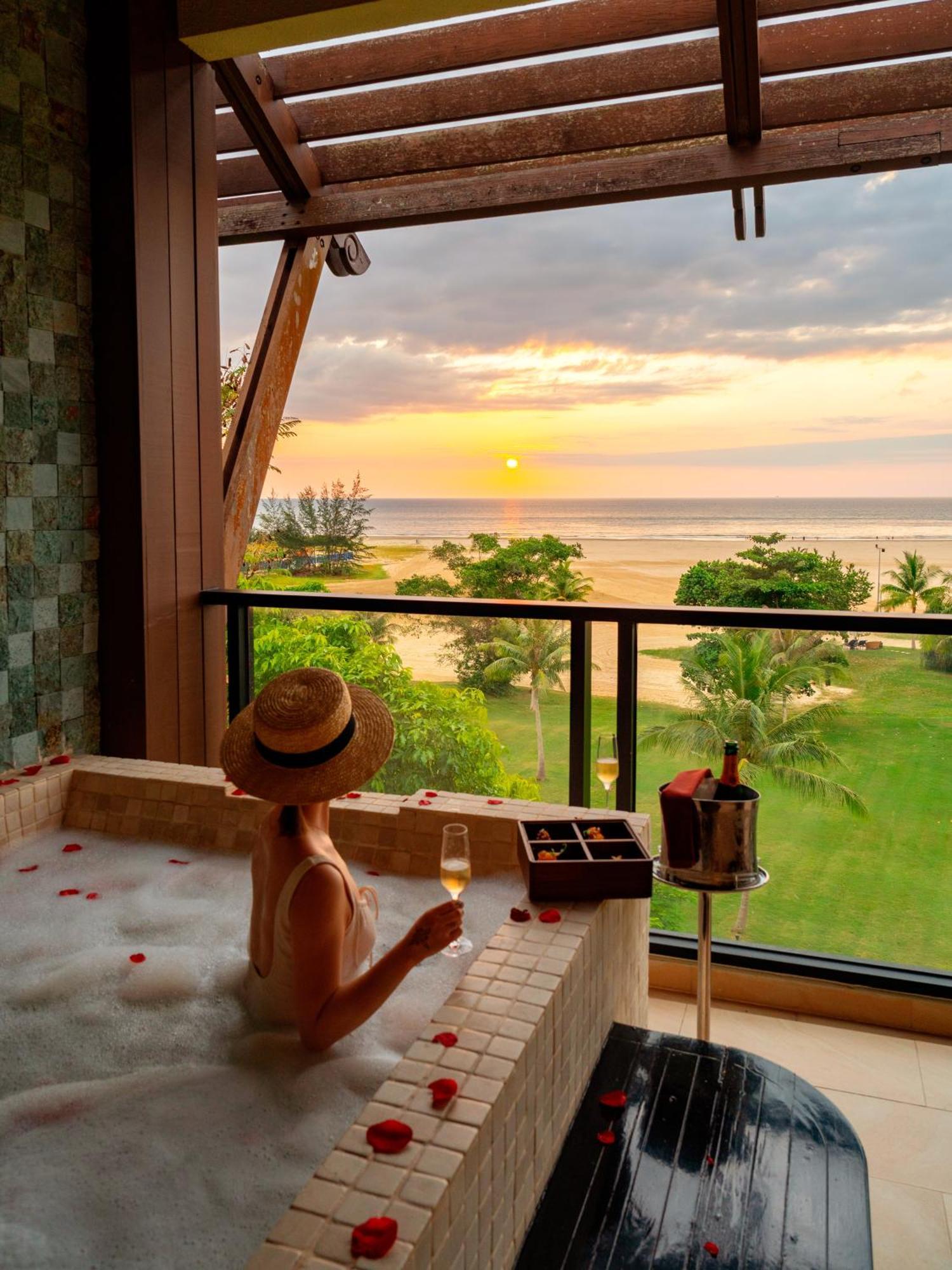 Shangri-La Rasa Ria, Кота Кинабалу Екстериор снимка Sunset at the beach