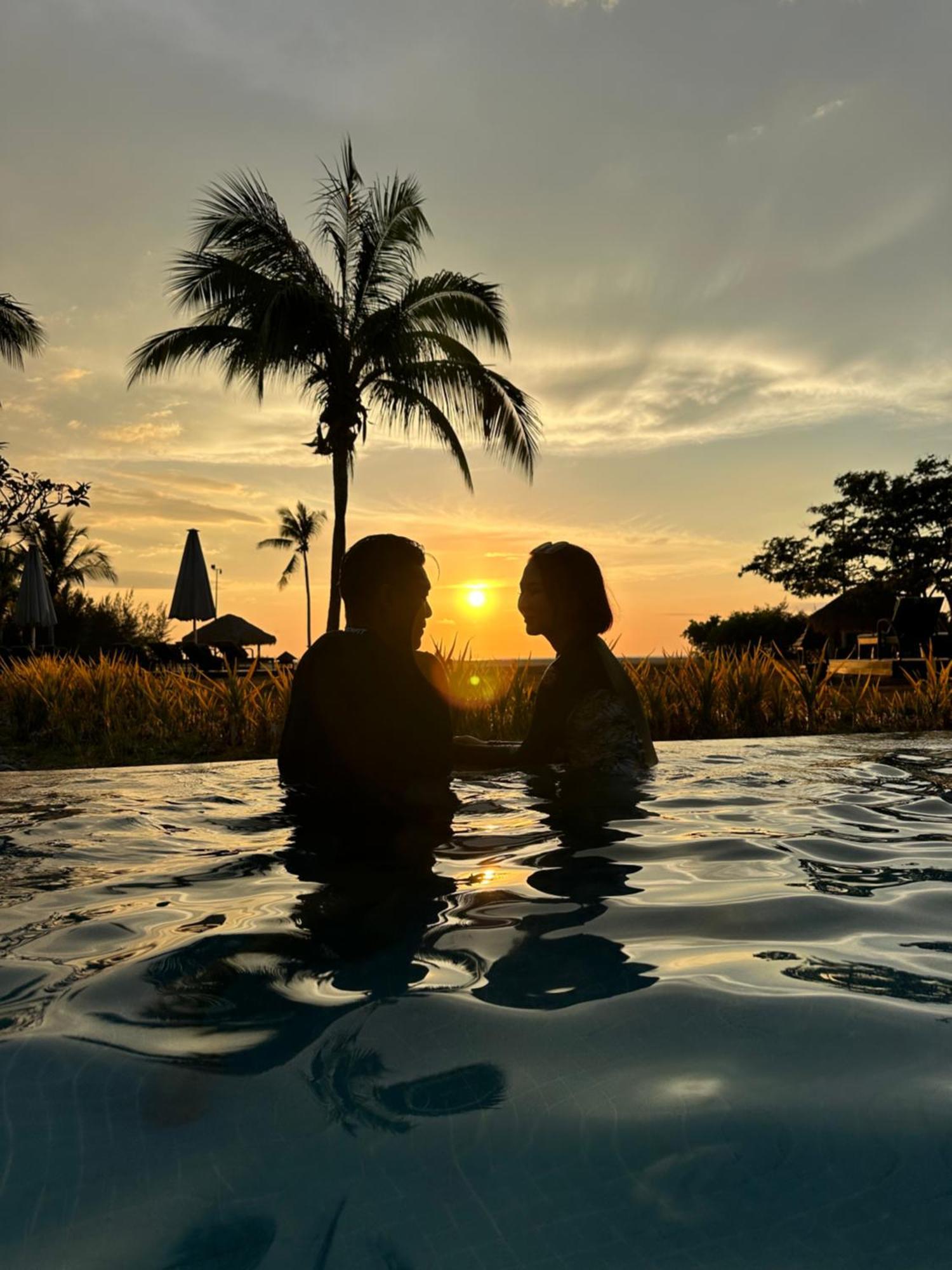 Shangri-La Rasa Ria, Кота Кинабалу Екстериор снимка Sunset at the pool