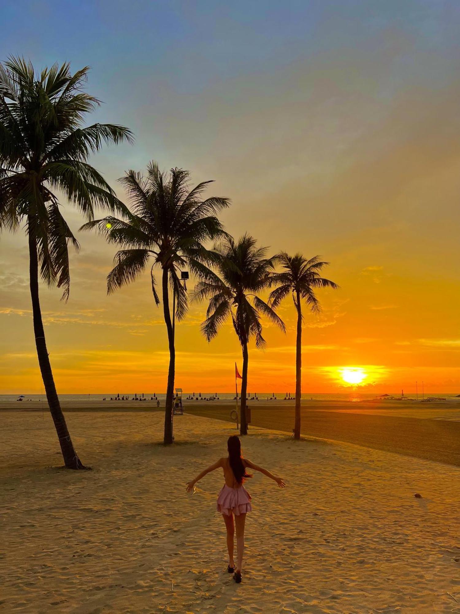 Shangri-La Rasa Ria, Кота Кинабалу Екстериор снимка Sunset at Tanjung Puteri Beach